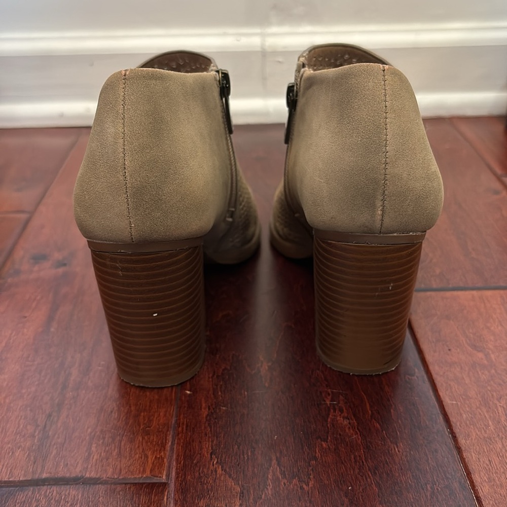 Parker & Sky Taupe Perforated Peep Toe Stacked Heel Booties Size 7 Fits a 7.5 - Picture 3 of 3